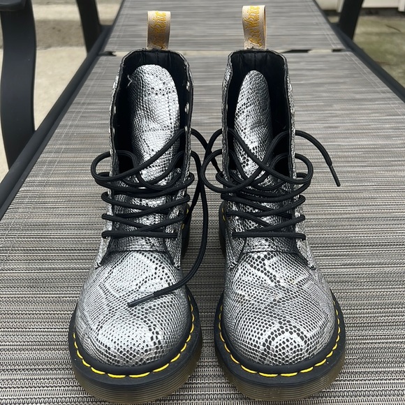 NWOB Dr Martens V Pascal Vegan Metallic Embossed Snake Print Boots Size 5-6 36EU - Picture 2 of 11